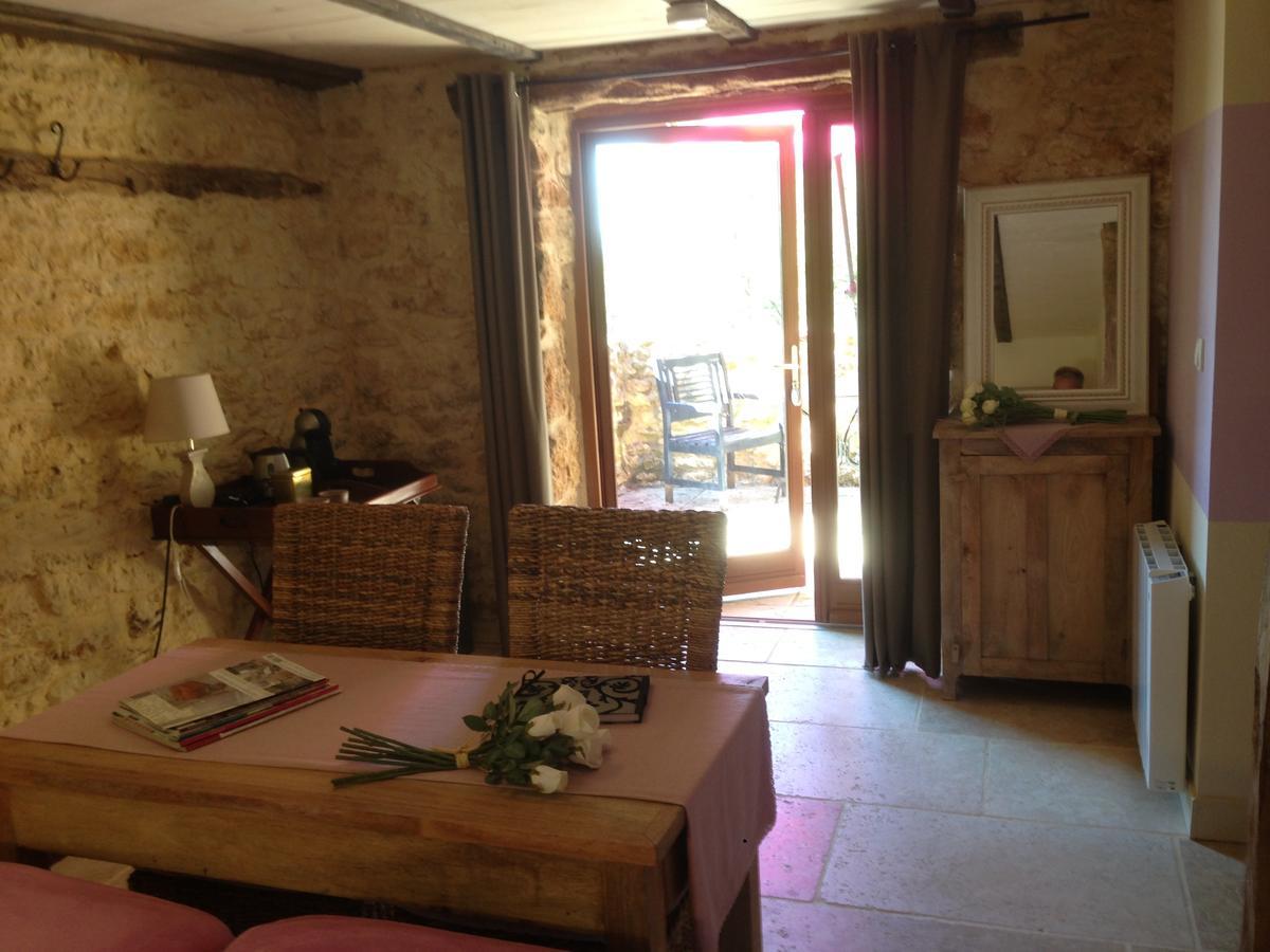 Lo Petit Cretsou Bed & Breakfast Simeyrols Exterior photo