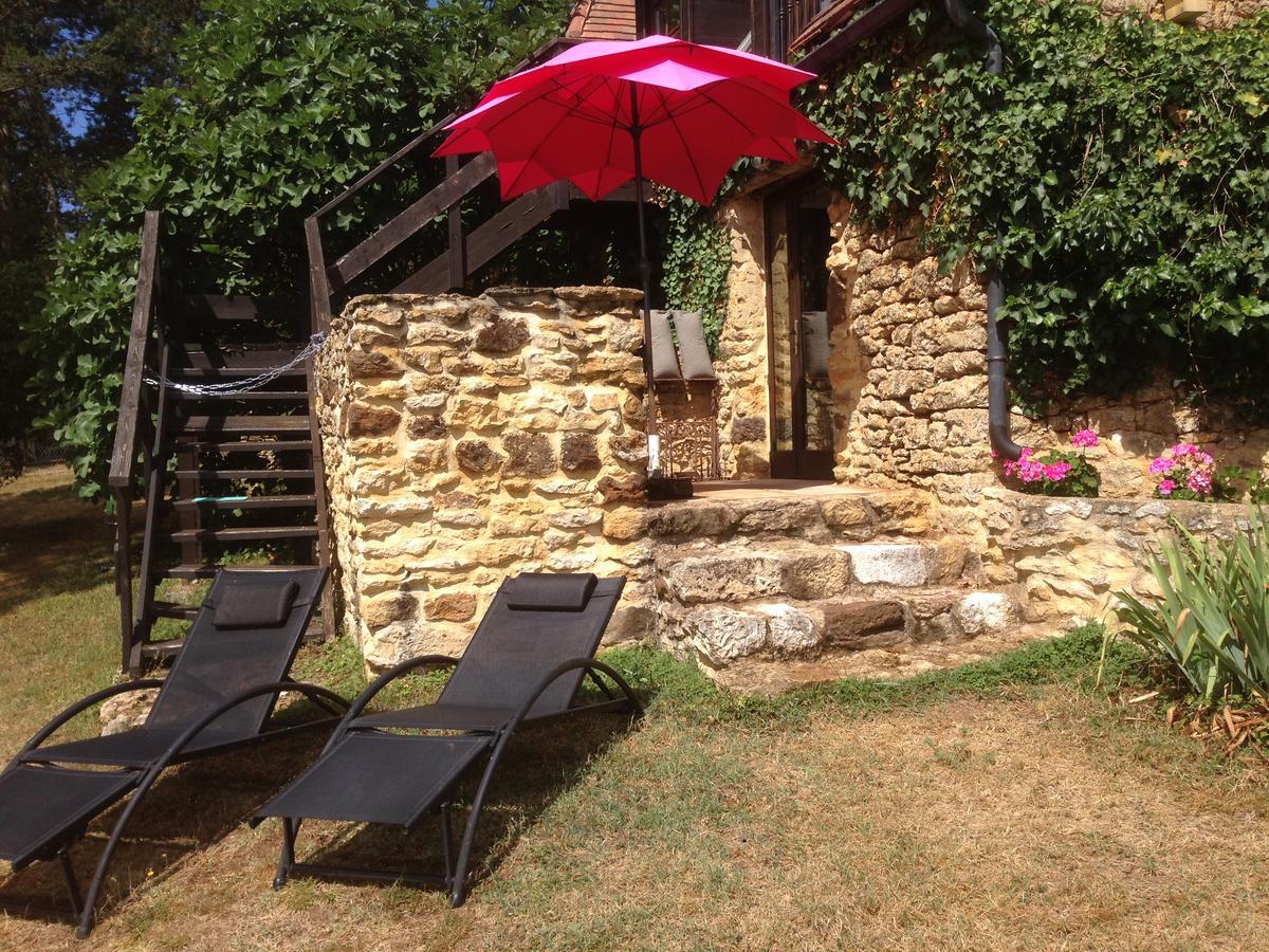 Lo Petit Cretsou Bed & Breakfast Simeyrols Exterior photo